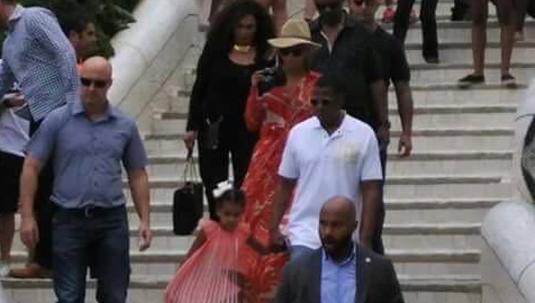 Beyoncé cazada en el Park Güell con su familia/ Fuente: @sarcatleo