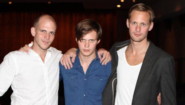 Alexander Skarsgård con sus hermanos los también actores Gustaf y Bill