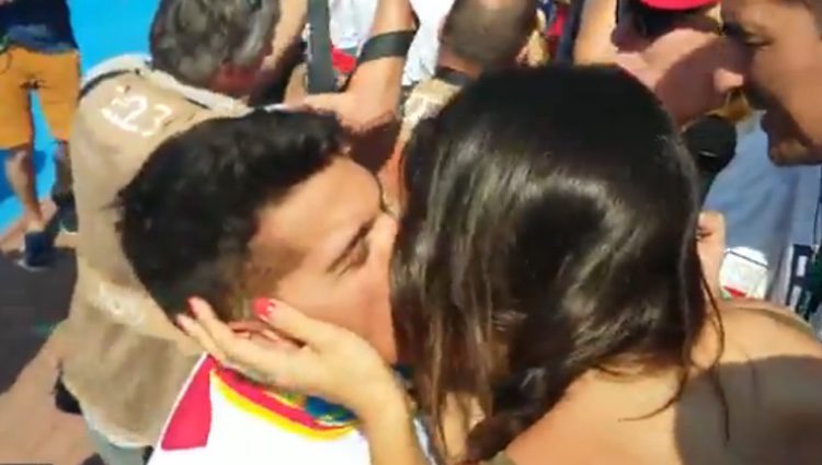 El beso pasional entre Cristian Toro e Irene Junquera/ Fuente: as.com