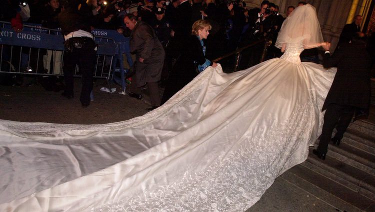 La inmensa cola del vestido de novia de Thalía