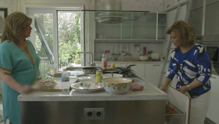 María Teresa Campos con su hija Terelu en la cocina de su casa | Foto: telecinco.es