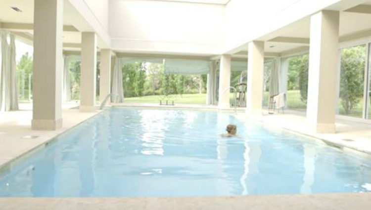 María Teresa Campos bañándose en la piscina climatizada de su casa | Foto: telecinco.es