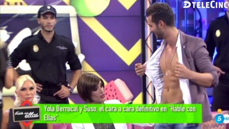 Suso quitándose la camisa en 'Hable con ellas' / Foto: Telecinco