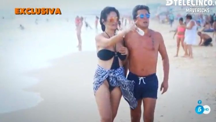 Ernesto Neyra y Lely Céspedes en la playa / Foto: Telecinco