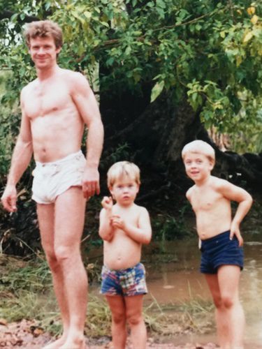 Chris Hemsworth junto a su padre y su hermano cuando era pequeño/Instagram