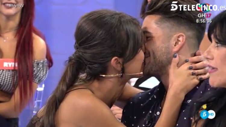 Sofía y Hugo besándose tras la bronca / Telecinco.es