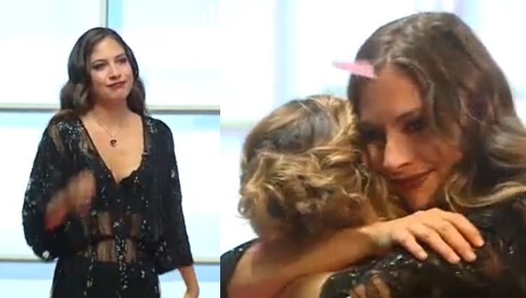 Alicia abrazando a su madre tras proclamarse ganadora / Telecinco.es