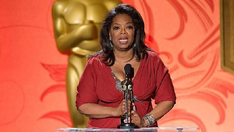 Oprah Winfrey con su Premio Oscar