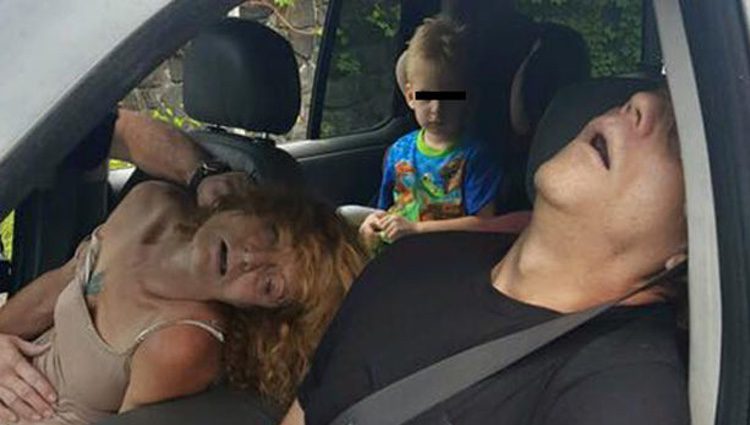 Abuela drogada con su hijo en el asiento trasero