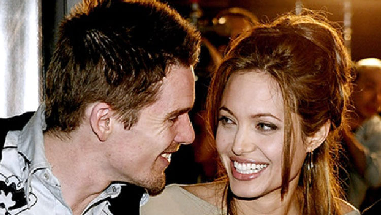 Angelina Jolie mirándose con Ethan Hawke