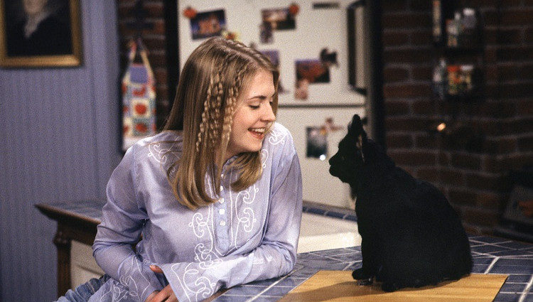 Melissa Joan Hart como Sabrina Spellman junto a su gato Salem