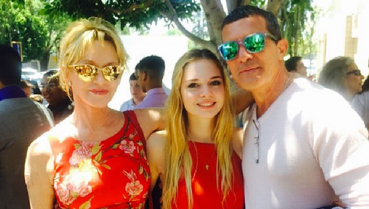 Melanie Griffith y Antonio Banderas en la graduación de su hija/ Fuente: Instagram