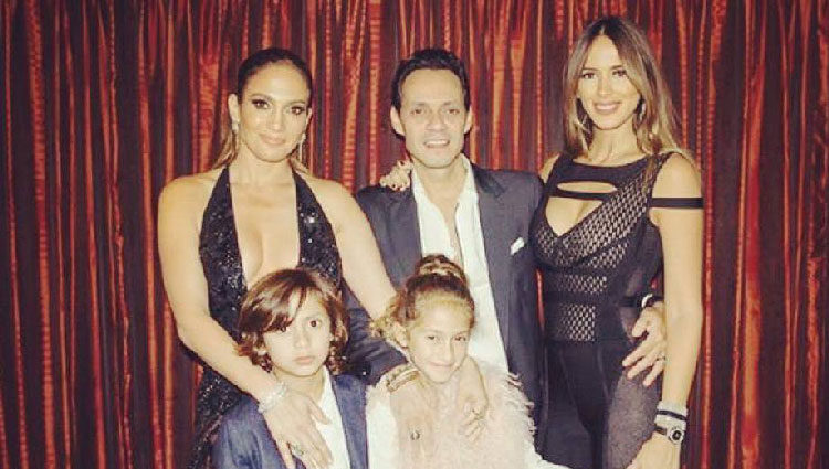 Jennifer Lopez con sus hijos, Marc Anthony y su mujer/ Fuente: Instagram