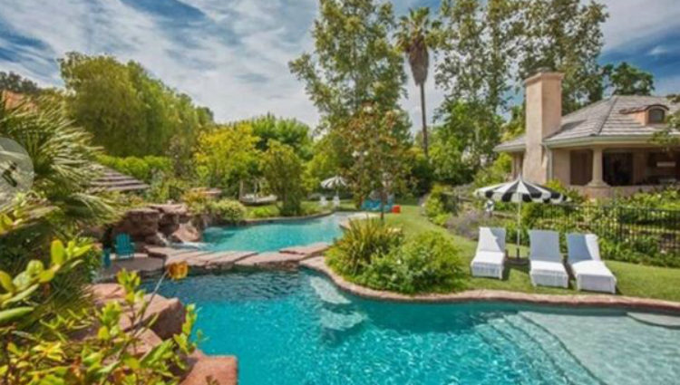 El nuevo 'casoplón' de Hidden Hills cuenta con dos impresionantes piscinas y una cascada en el jardín
