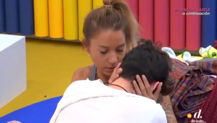 Rebeca consolando a Miguel