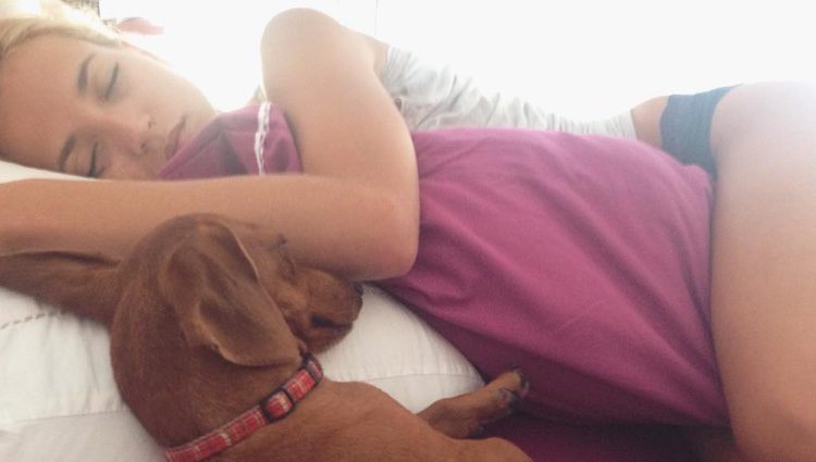 Ana Fernández durmiendo en ropa interior junto a su perro