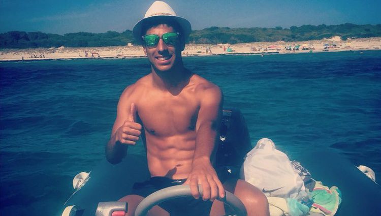 Marco Asensio luciendo torso en un barco