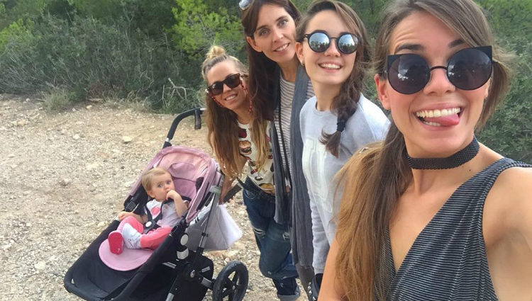 Alejandra recibe la visita de su prima Yoli, la pequeña Valeria, su madre y su hermana | Instagram