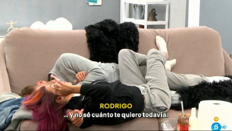 Rodri y Bea tontean en el sofá del apartamento | telecinco.es