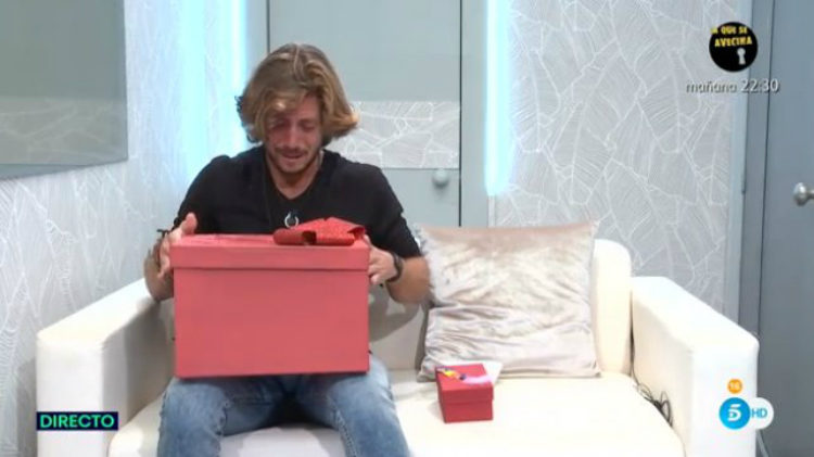 Fernando recibe nuevos regalos de cumpleaños en el apartamento | telecinco.es