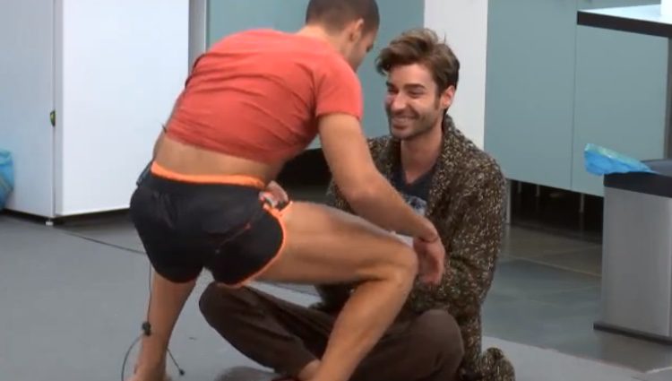 Pol haciendo un striptease a Miguel en el apartamento / Telecinco.es