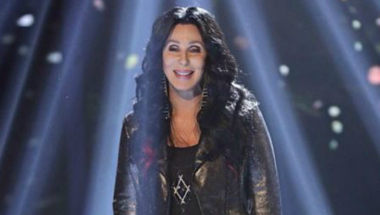 La cantante Cher interpretando 'I Hope You Find It' sobre el escenario de 'The X Factor UK'