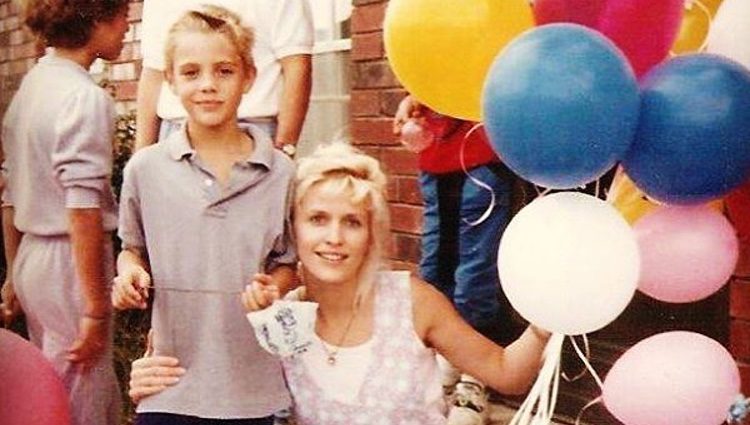 Josh Henderson con su madre cuando era pequeño