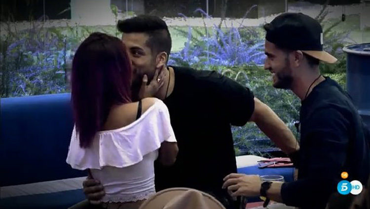 Bea decide besar a Alain en lugar de a Rodri mientras juegan a la ruleta | telecinco.es