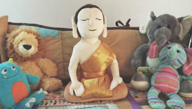 La cama de su hijo Leo se encuentra rodeada de peluches y un muñeco de Buda
