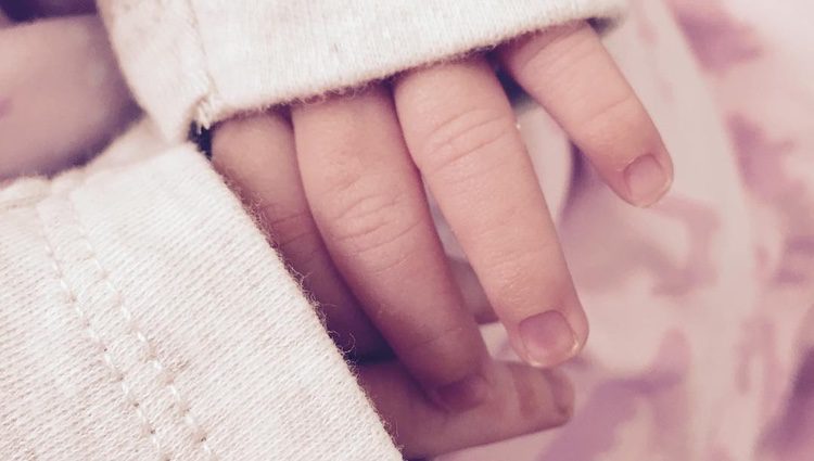 Las manos de Alessandra, la hija de Natalia Jiménez / Foto: Instagram.com