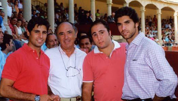 Kiko, Cayetano y Fran Rivera con un amigo en una plaza de toros