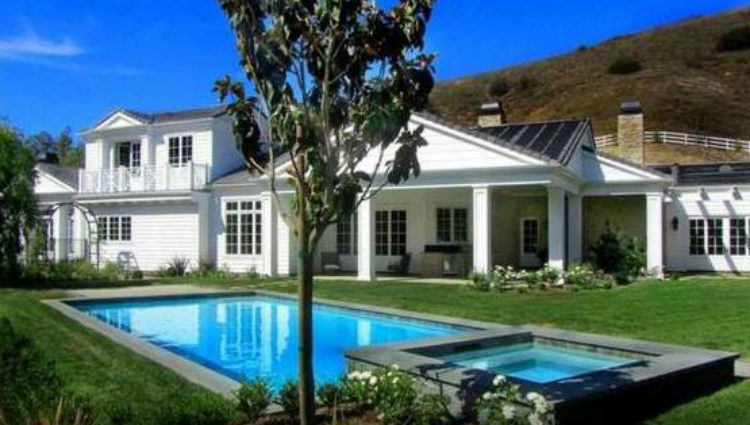 Piscinas y zonas ajardinadas de la casa de Kylie Jenner en Hidden Hills