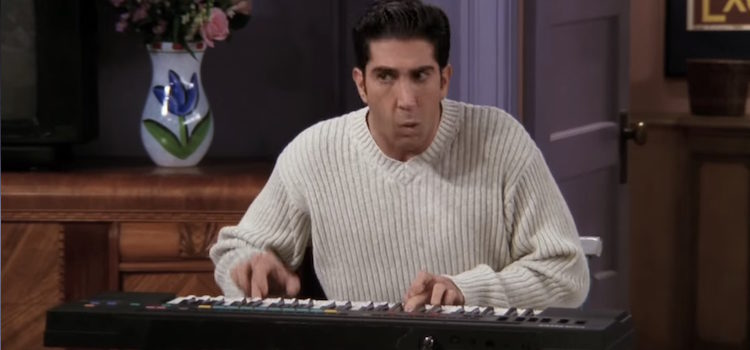 Ross Geller tocando el piano en uno de los episodios