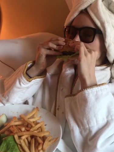Suki Waterhouse comiendo una hamburguesa | Foto: Instagram