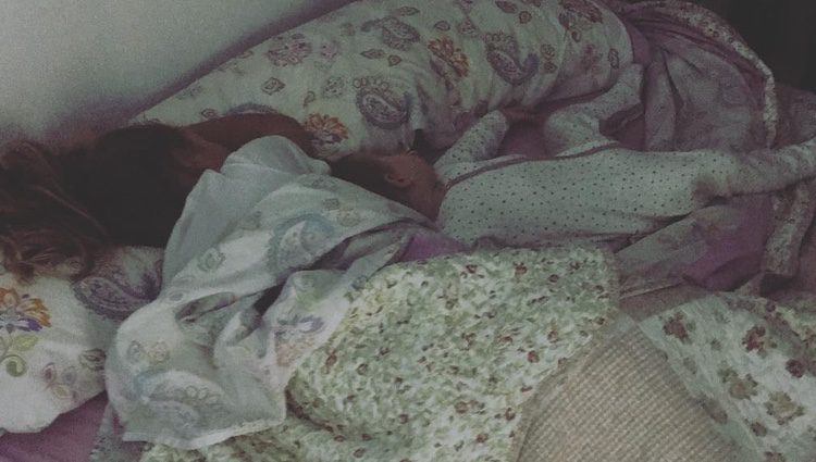 Yoli junto a su hija Valeria en la cama / Foto: Instagram