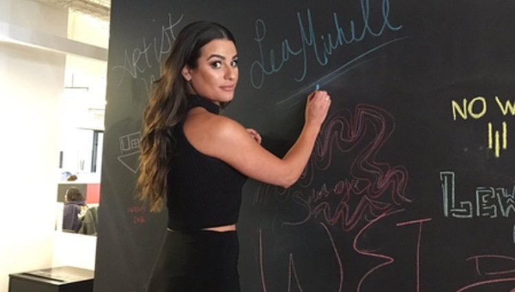 Lea Michele firmando en el muro de Columbia Records 