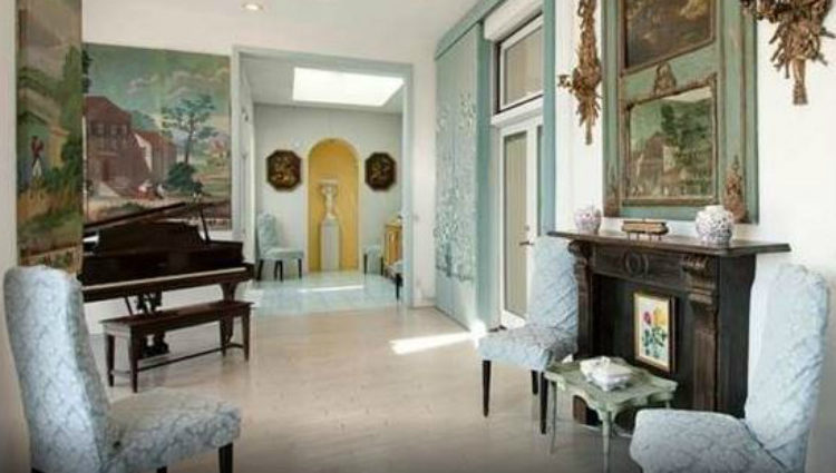 Estancia con piano, chimenea y decoración clásica de la casa de Gwyneth Paltrow en Santa Bárbara