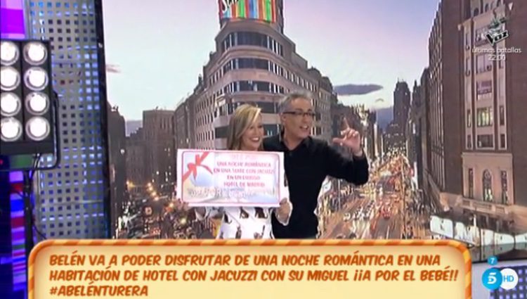 Belén Esteban con el regalo de 'Sálvame' / Telecinco.es
