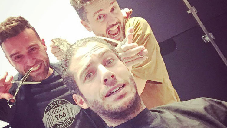 Kristian cortándose el pelo en el evento de Loreal/ Fuente: Instagram
