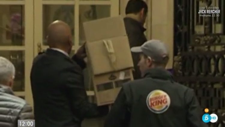 El repartidor de Burger King llega al Hotel Palace. Fuente: telecinco.es