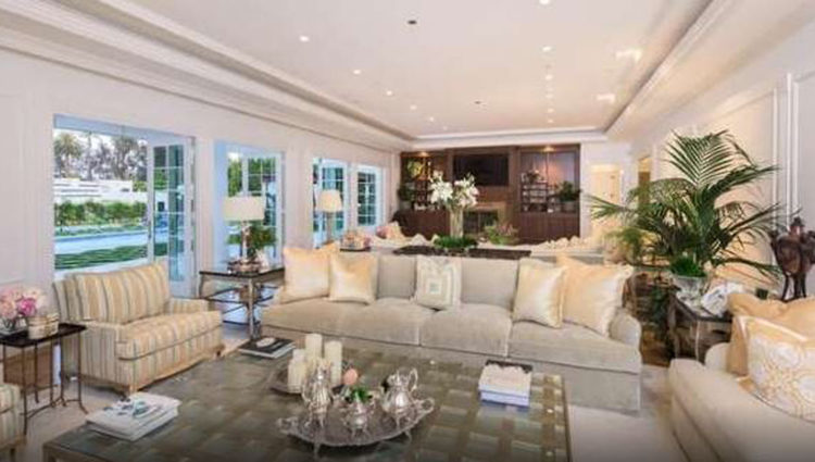 El mármol blanco es la característica principal de la antigua mansión del presidente de Estados Unidos en Beverly Hills