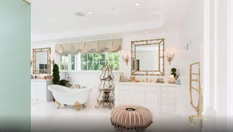 El 'casoplón' de Beverly Hills en el que vivió Trump cuenta con 10 lujosos y elegantes cuartos de baño