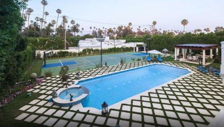 La que fue casa de Trump en Beverly Hills cuenta, en la actualidad, con una cancha de baloncesto, una pista de tenis y una piscina exterior