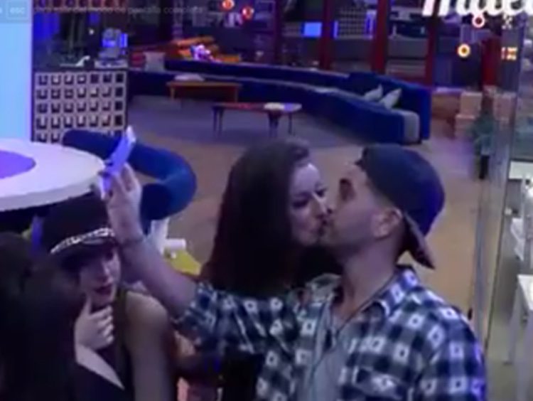 Simona besando a Rodrigo Foto: Telecinco.es