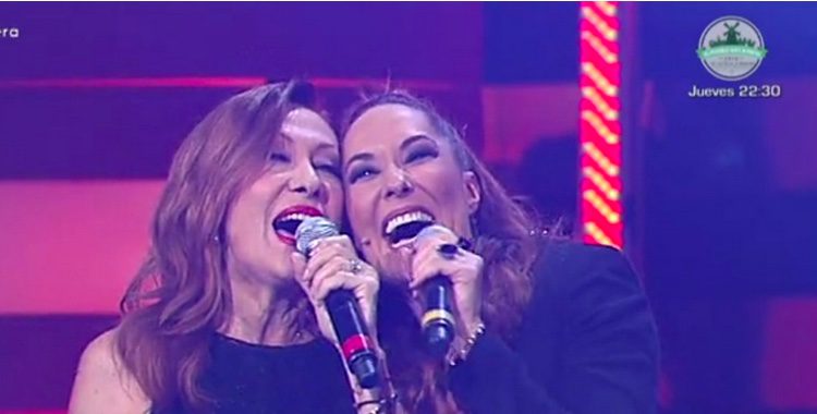 Rosa Benito y Rosario Mohedano cantando en 'A tu vera'