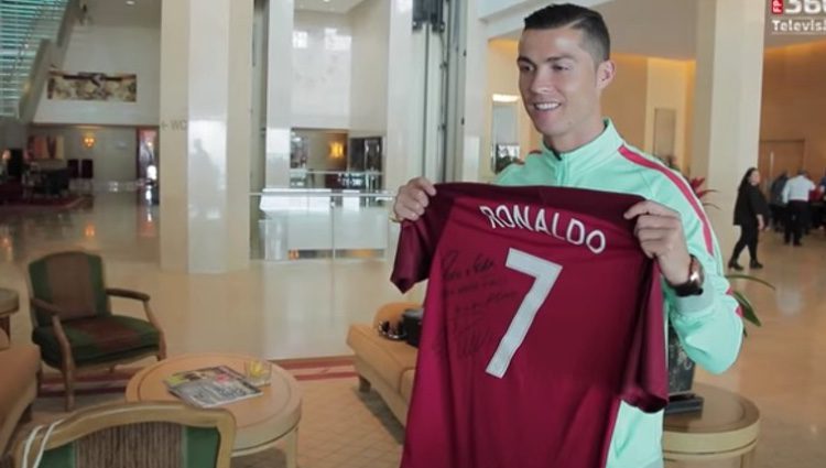 Cristiano Ronaldo con su camiseta firmada / Foto: Youtube