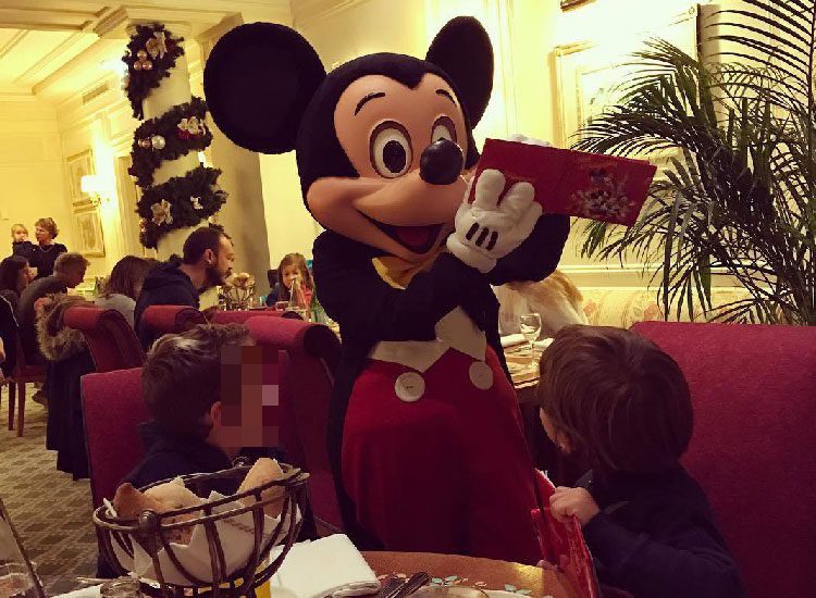 Lucas y un amiguito en Disneyland conociendo a Mickey Mouse/ Fuente: Alba Carrillo Instagram