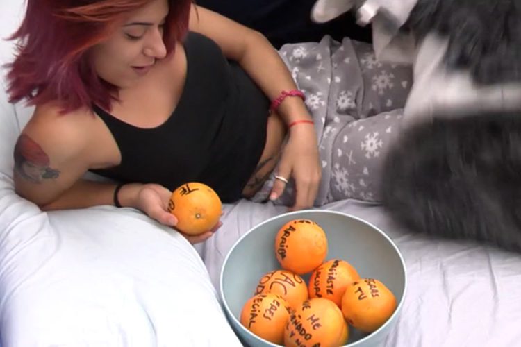 Bea leyendo las naranjas que Rodri le había preparado / Foto: Telecinco.es