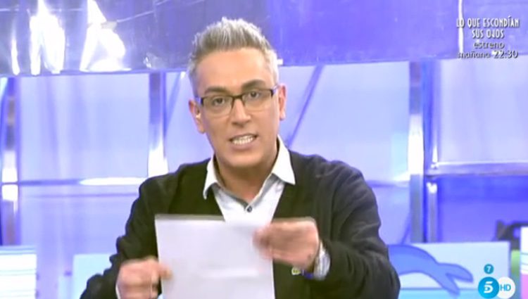 Kiko Hernández saca los papeles del registro / Telecinco.es