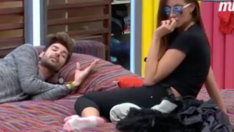 Miguel le dice a Simona que perturbe el descanso de Bea. Fuente: Instagram @gh17actualidad